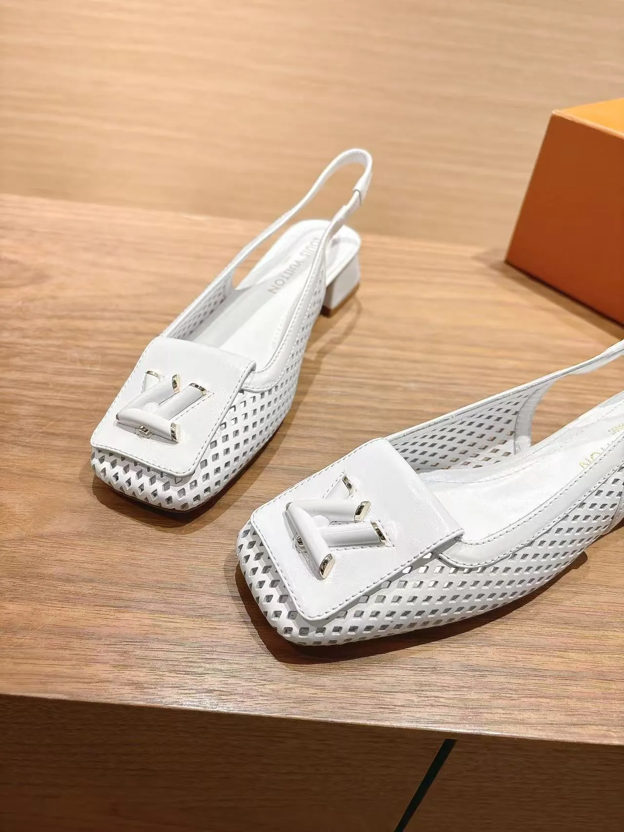👟👟Ex-factory price 600👟👟 LV Louis Vuitton 25ss top version. Features the latest SHAKE hollow slingback sandals. Hard goods are new. Purchasing level! Full of high-end sense! A popular one among domestic and foreign bloggers. It is retro and fashionable and looks great on the feet! The main model on the official website. Upper: original customized cowhide surface. Lining: imported goatskin lining. ·Outsole: original Italian leather outsole ■Height: 3.5cm5.5cm ·Shoe size: 35-40 (41, 42 customizations are not returnable)